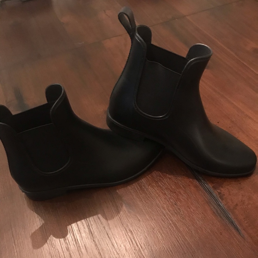 Short rain boots in size 10 women’s